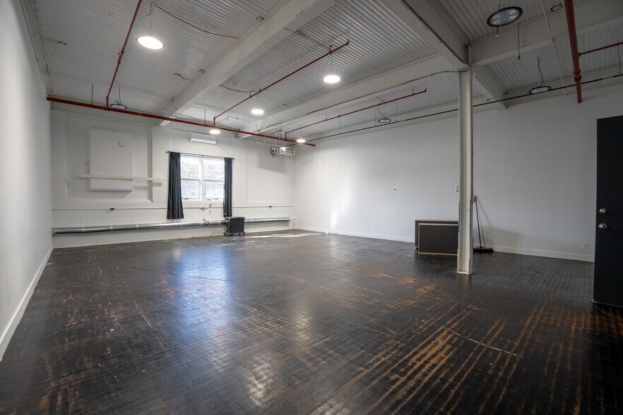 More Photos Of 110 Rue De La Rivière, Bedford General Retail For Lease