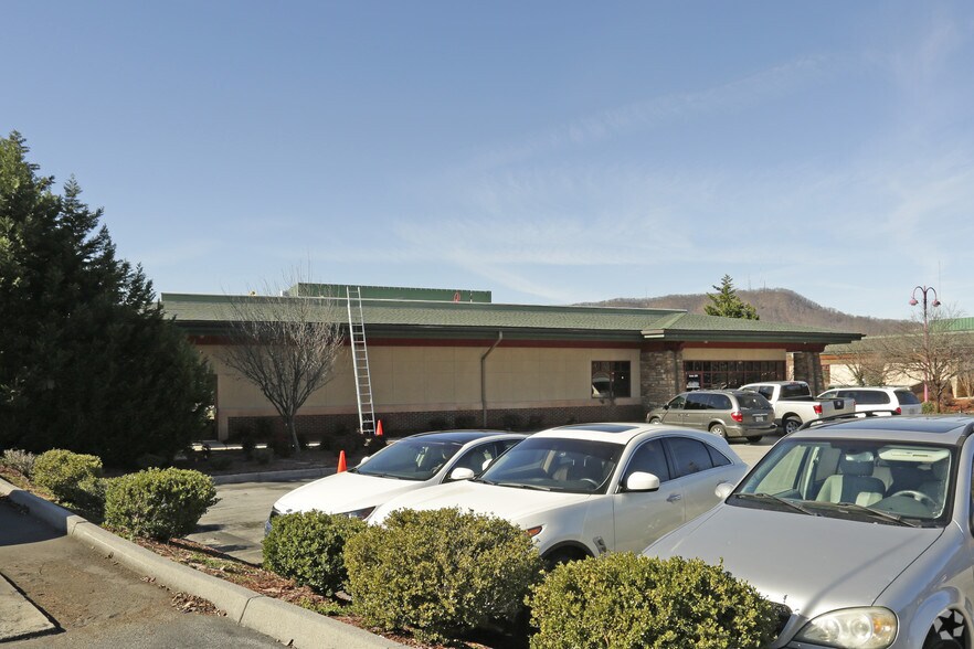 More Photos Of 2 Sheridan Sq, Kingsport Medical For Lease