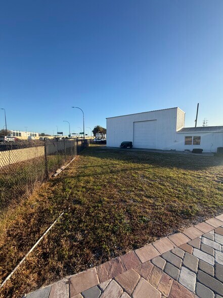 More Photos Of 3303 37th St, Orlando Warehouse For Lease