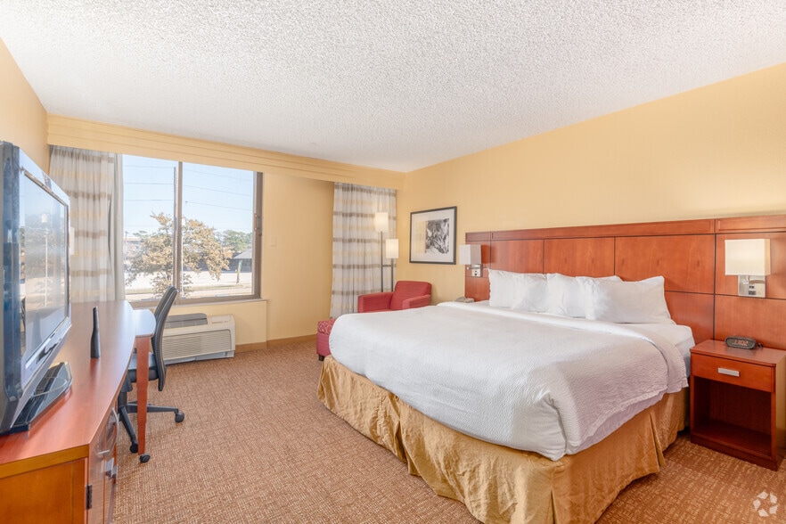 More Photos Of 2504 North Loop W, Houston Hotel For Sale