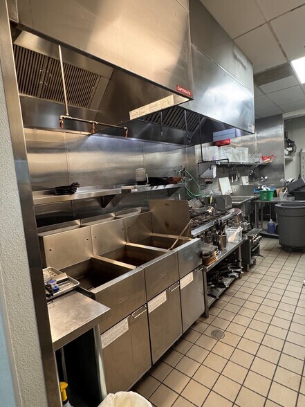 More Photos Of 7862 Warner Ave, Huntington Beach General Retail For Lease
