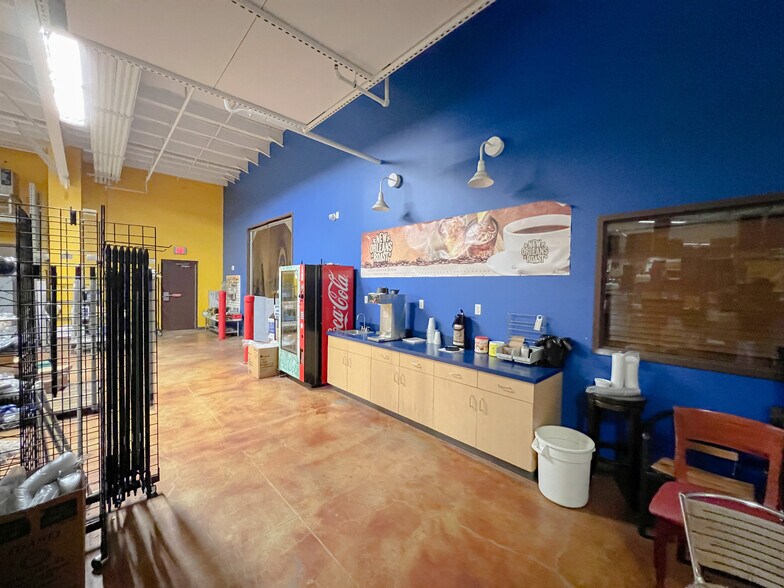 More Photos Of 17420 Highway 190 E, Hammond Showroom For Sale