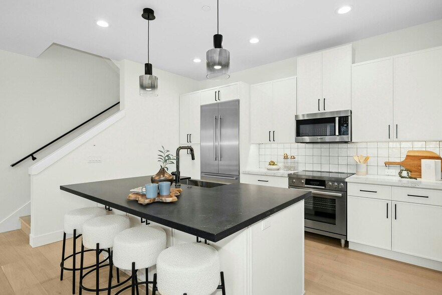 More Photos Of 636 11th Ave, Kirkland Apartments For Sale