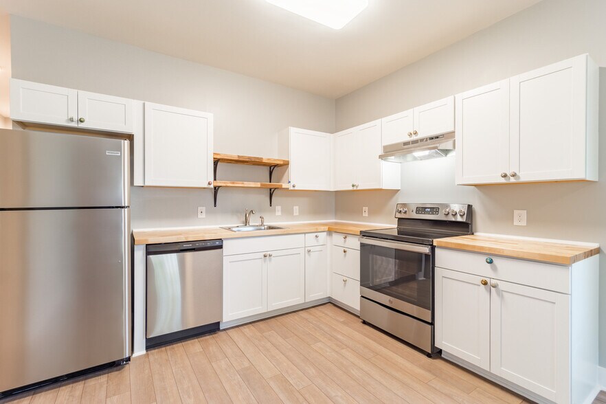 More Photos Of 302 Picadilly St, Columbia Specialty For Sale