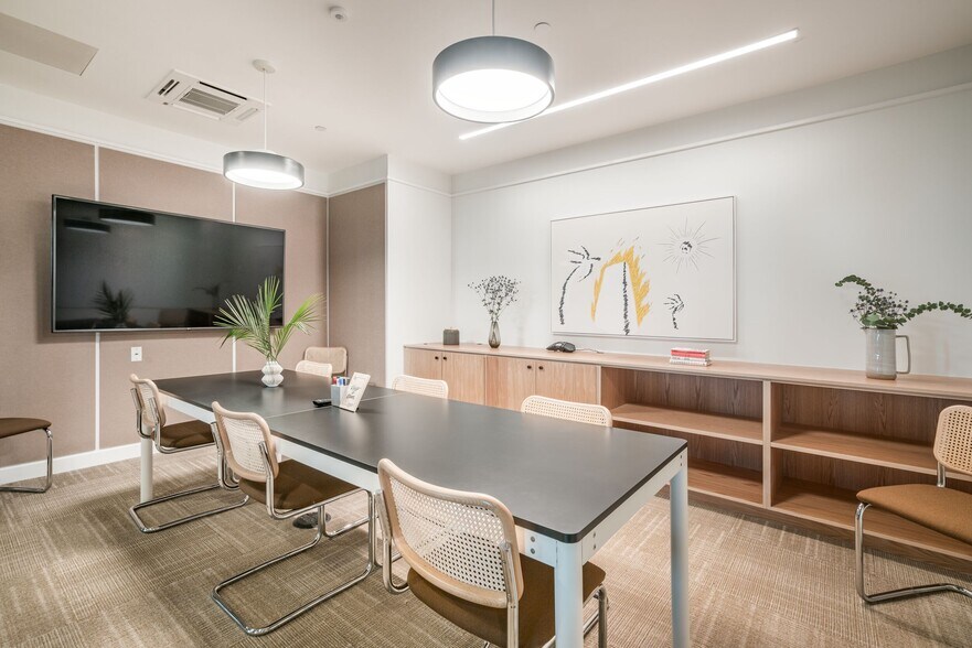 More Photos Of 800 N High St, Columbus Office Residential For Lease