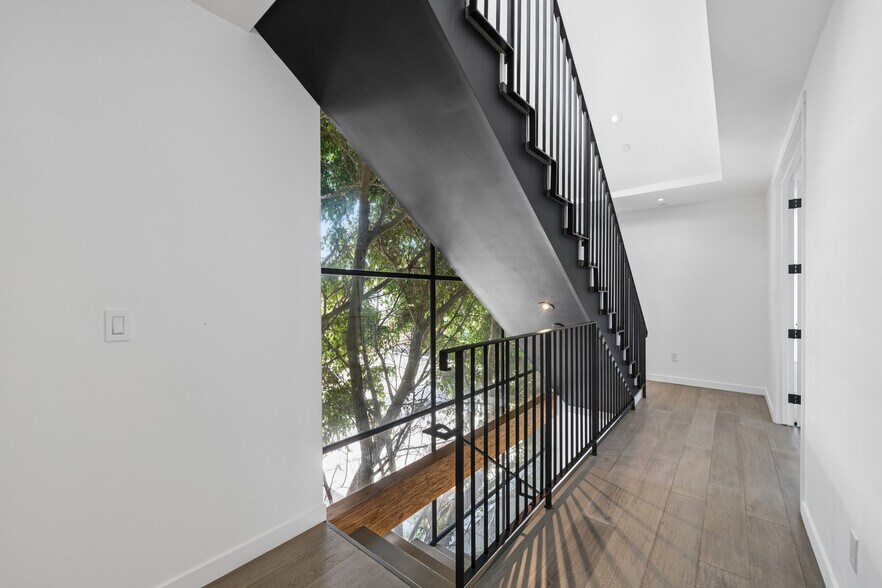 More Photos Of 1317 Cabrillo Ave, Venice Flex For Sale