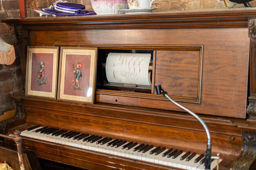 More Photos Of 411 E Front Ave, Chester Hotel For Sale