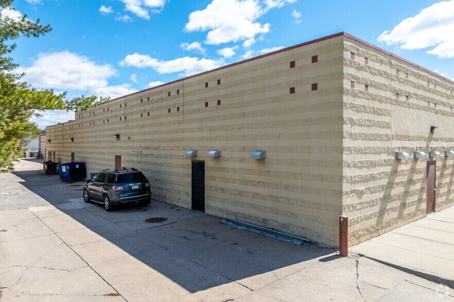 More Photos Of 8513-8569 Hickman Rd, Urbandale General Retail For Lease