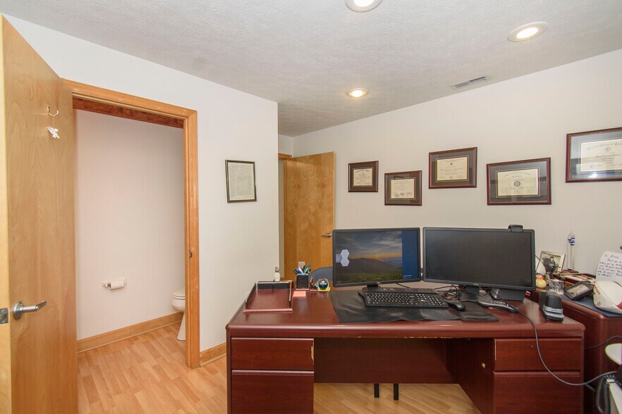 More Photos Of 1201 Elm St, Christiansburg Office For Sale