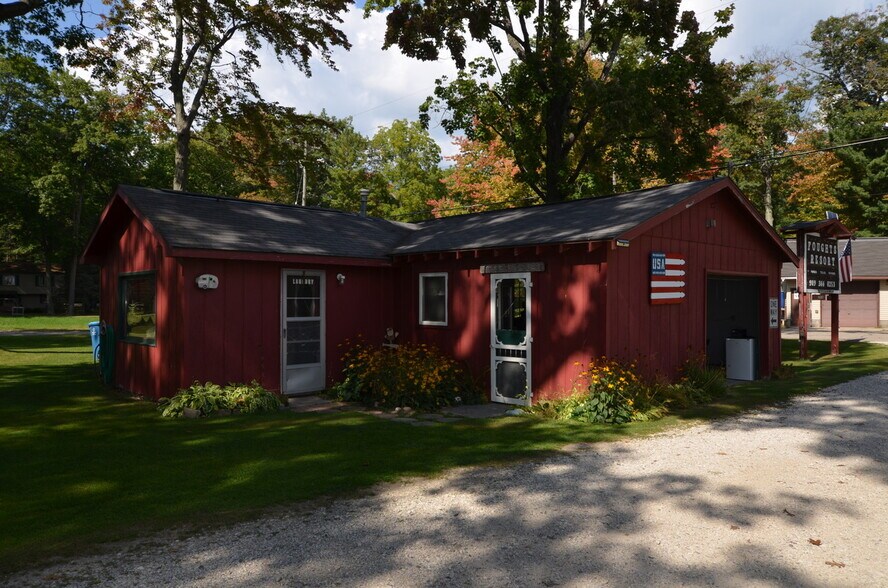 More Photos Of 127 Oneida Dr, Houghton Lake Hotel For Sale