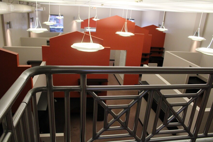 More Photos Of 556 Central Ave, Saint Petersburg General Retail For Lease