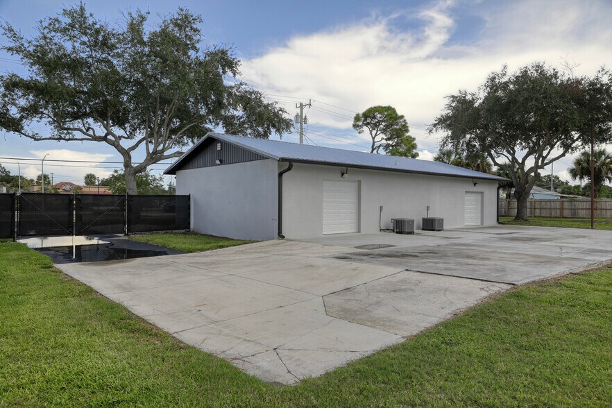 More Photos Of 1228 S Hopkins Ave, Titusville Office For Sale