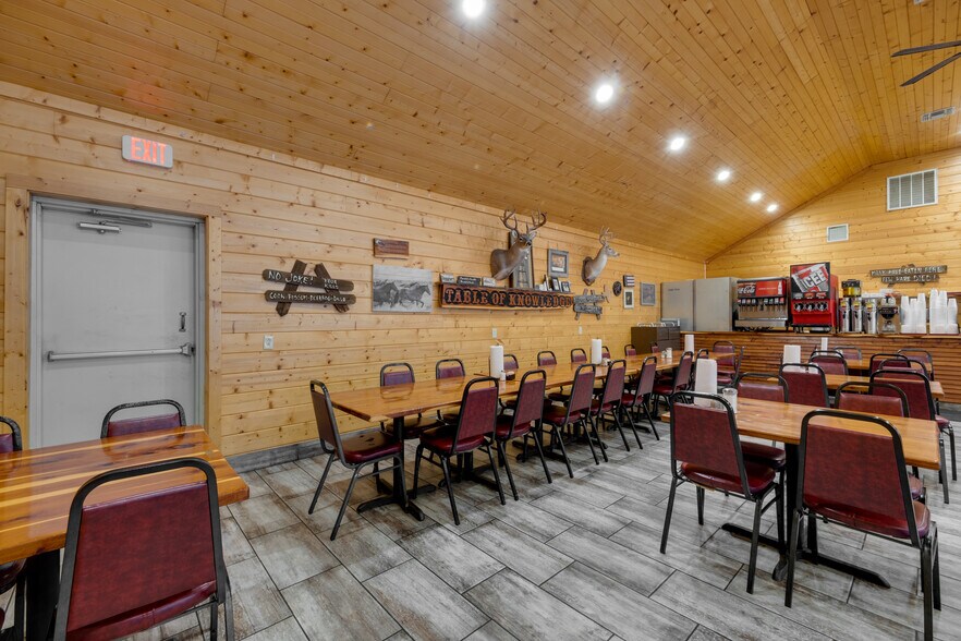More Photos Of 17589 TX-19 Hwy, Montalba General Retail For Sale