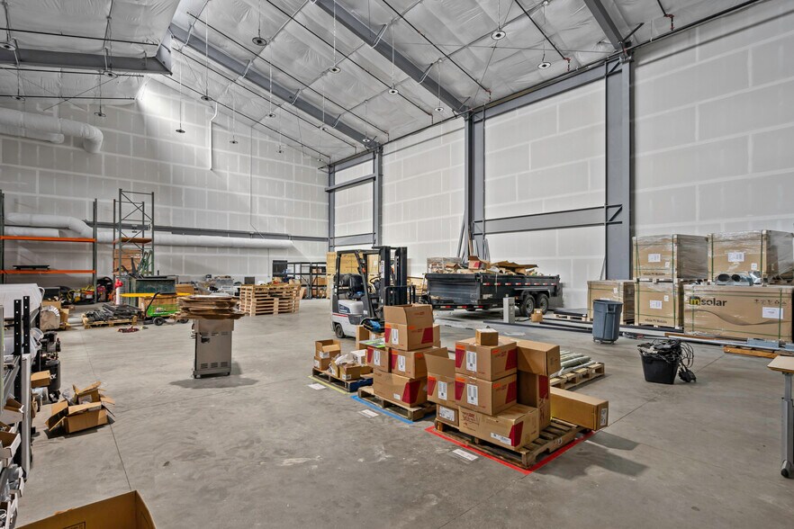 More Photos Of 15205 SW Arrow St, Sherwood Manufacturing For Sale