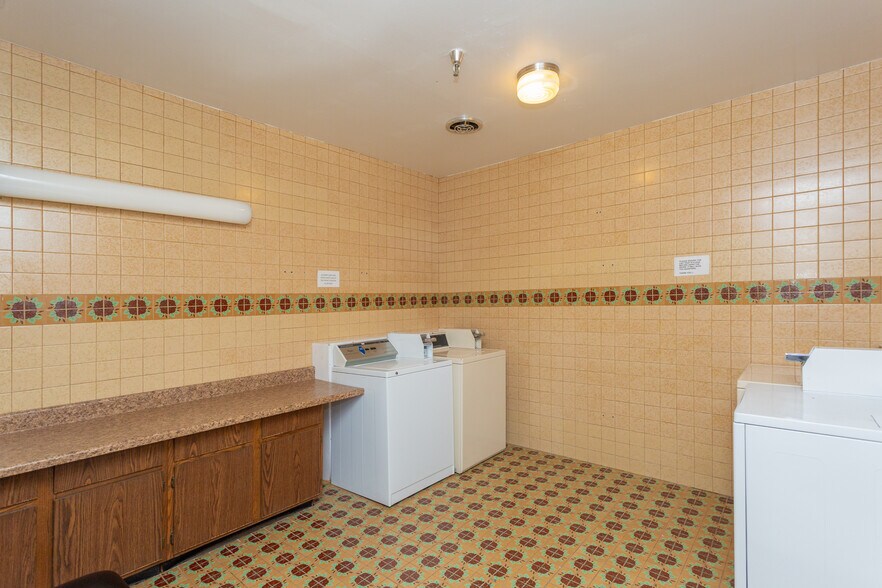 More Photos Of 2803 W 2nd St, Roswell Hotel For Sale