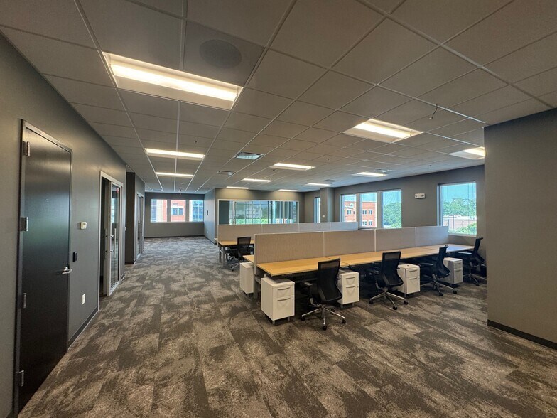 More Photos Of 6751 Parker Farm Dr, Wilmington Office For Lease
