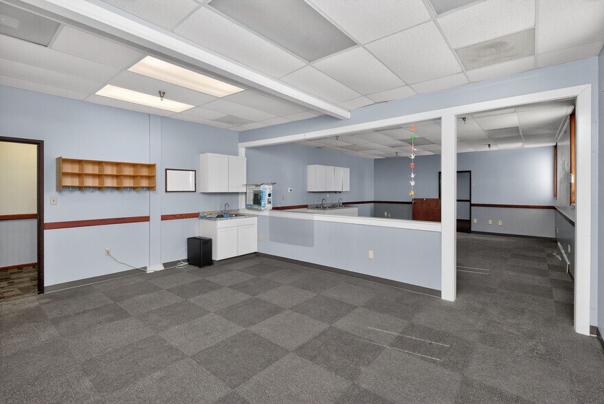 More Photos Of 1017 E 7th St N, Newton Office For Sale