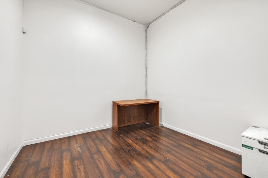 More Photos Of 11119-11123 Burbank Blvd, North Hollywood Storefront Retail Office For Lease