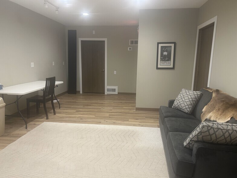 More Photos Of 705 Main St, Ridgeway Freestanding For Lease