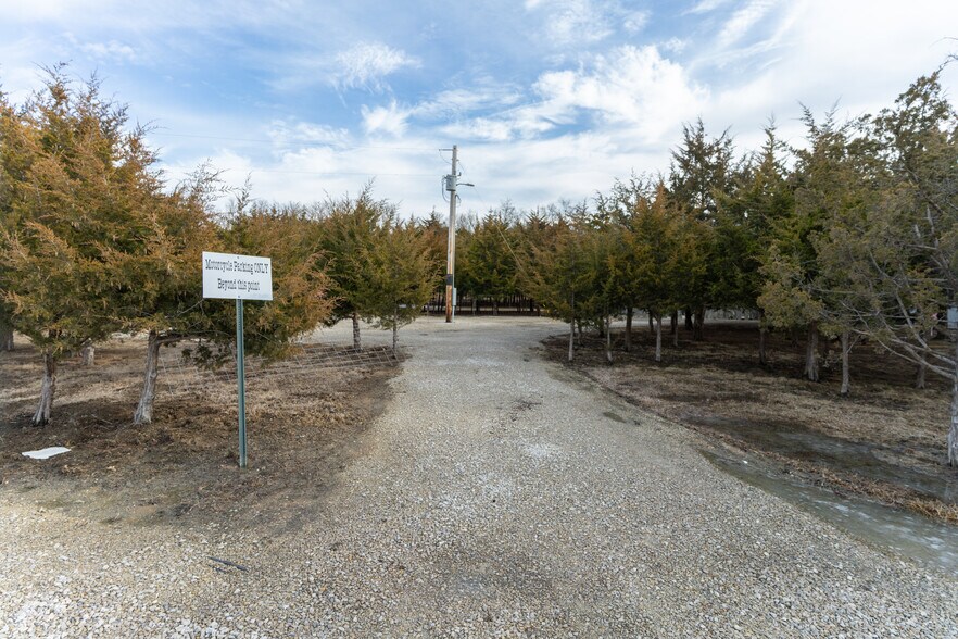 More Photos Of 43937 Highway 36, Monroe City General Retail For Sale