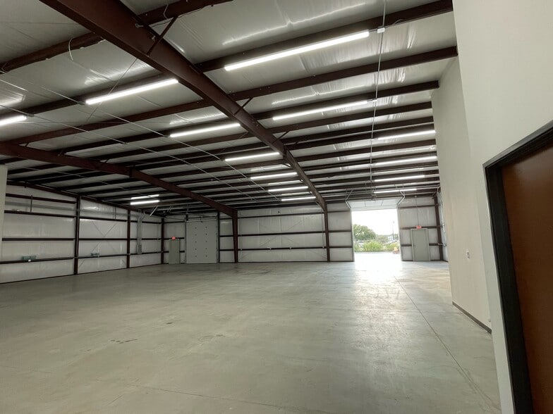 More Photos Of 1604 Martinez ln, Wylie Warehouse For Lease