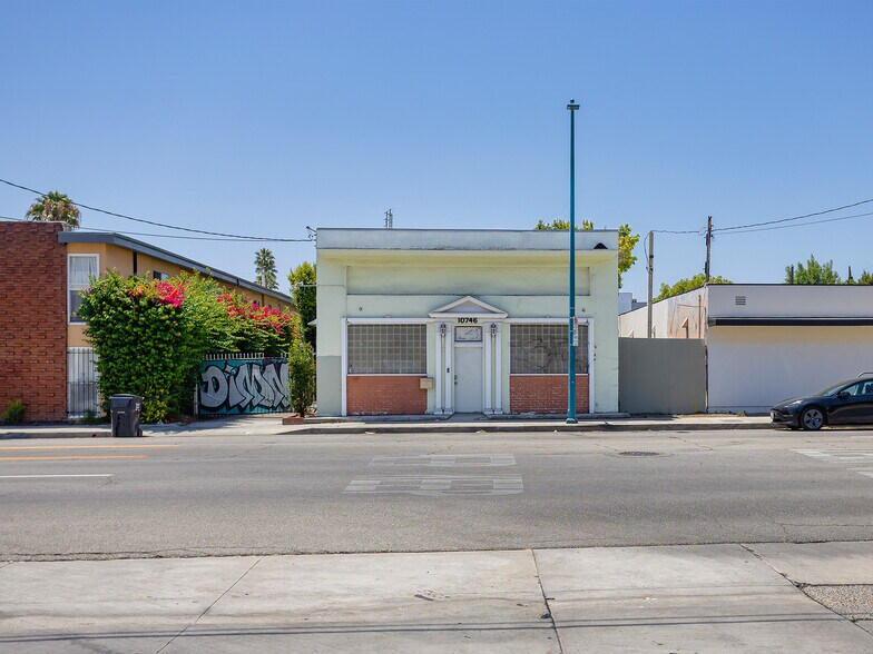More Photos Of 10746 Magnolia Blvd, North Hollywood Medical For Sale