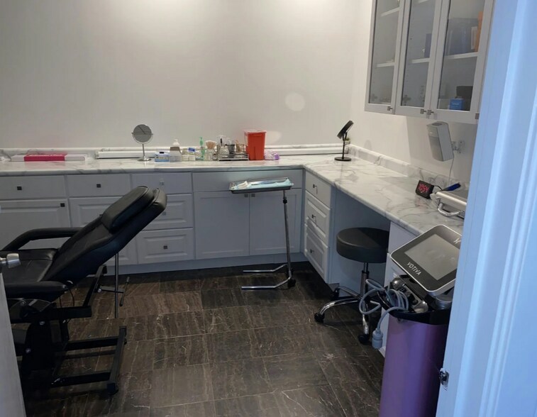 More Photos Of 1915-1917 N Damen Ave, Chicago Storefront For Sale