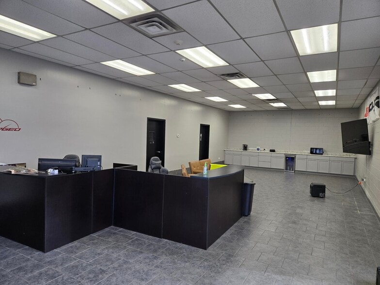 More Photos Of 1500 E Algonquin Rd, Algonquin Auto Repair For Lease