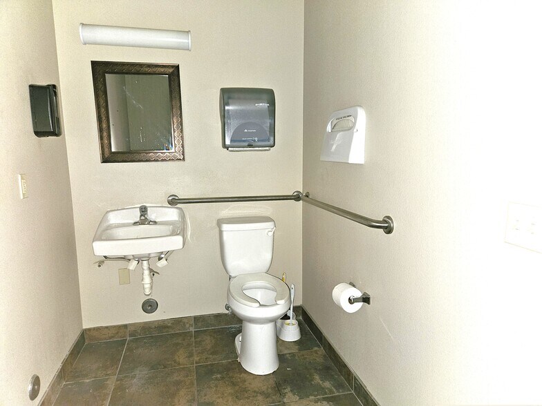 More Photos Of 2921 Friendly Pl, Bullhead City Light Distribution For Lease
