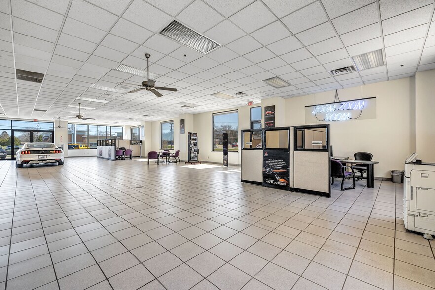 More Photos Of 1988 E Mason St, Green Bay Auto Dealership For Sale