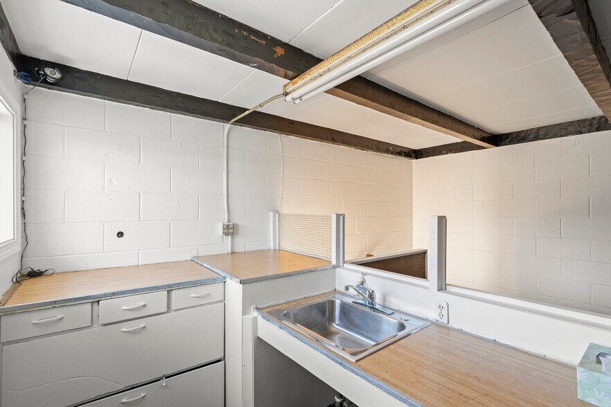 More Photos Of 916 Center St, San Carlos Warehouse For Sale