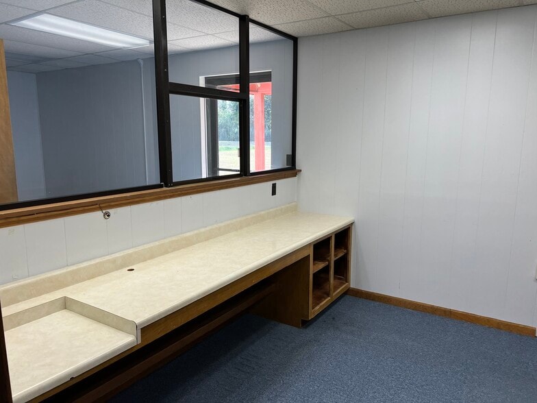 More Photos Of 401 Peacock Street, Cochran Office For Sale
