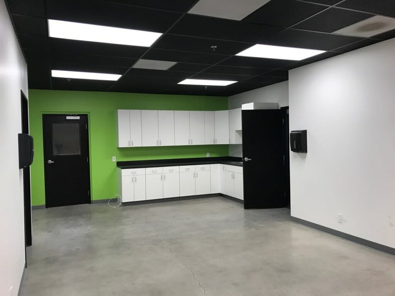 More Photos Of 1552-1556 W Embassy St, Anaheim Warehouse For Lease