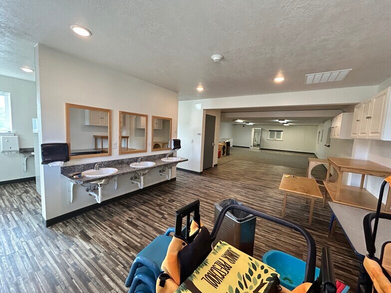 More Photos Of 1065 Tefft St, Corvallis Office For Lease