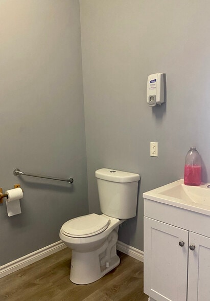 More Photos Of 106 Drynan Way, Leeds and The Thousand Islands Storefront For Lease