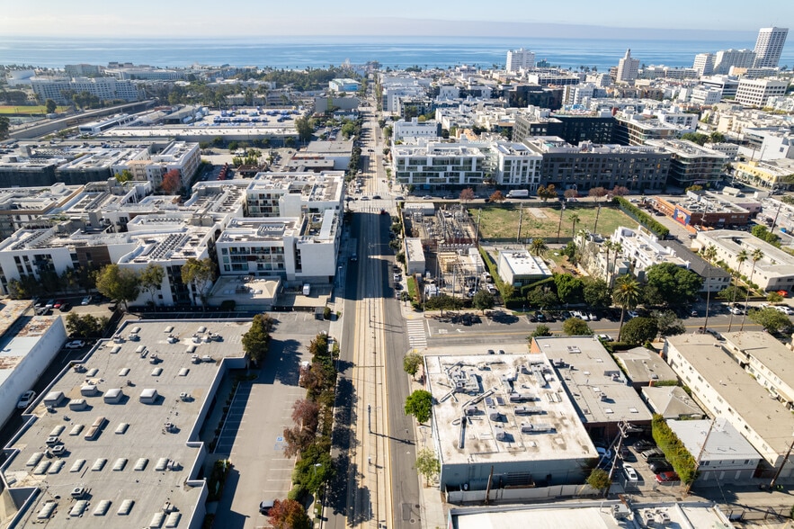 More Photos Of 903 Colorado Ave, Santa Monica Light Distribution For Sale