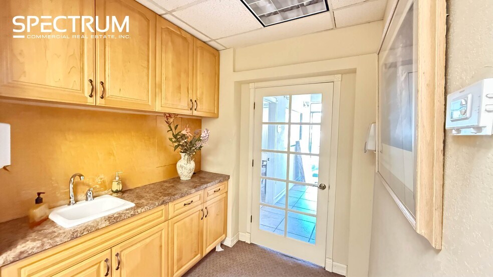 More Photos Of 23018 Ventura Blvd, Woodland Hills Medical For Sale