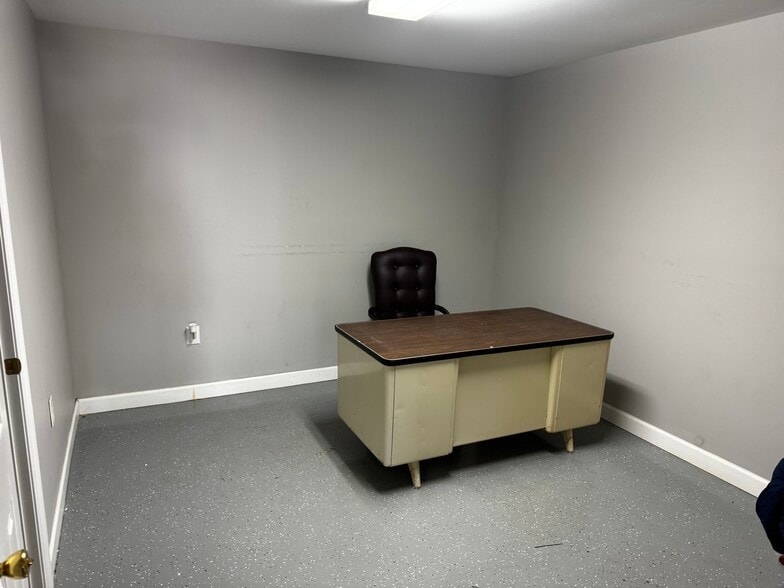 More Photos Of 3802 W Vernon Ave, Kinston Light Distribution For Sale