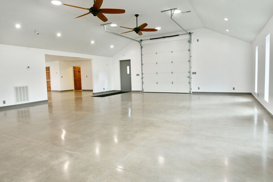 More Photos Of 3019 Parkman Rd NW, Warren Flex For Sale