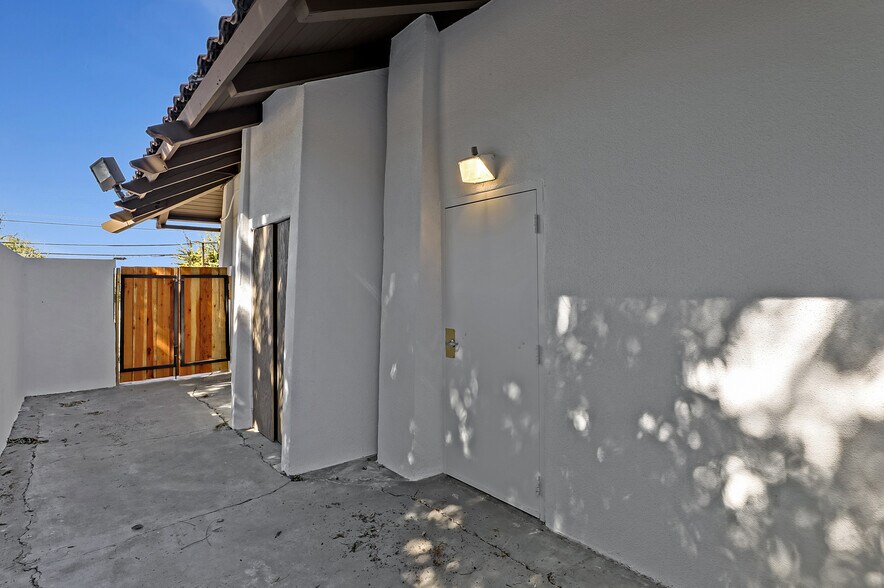 More Photos Of 190 Washington Blvd, Fremont Freestanding For Lease