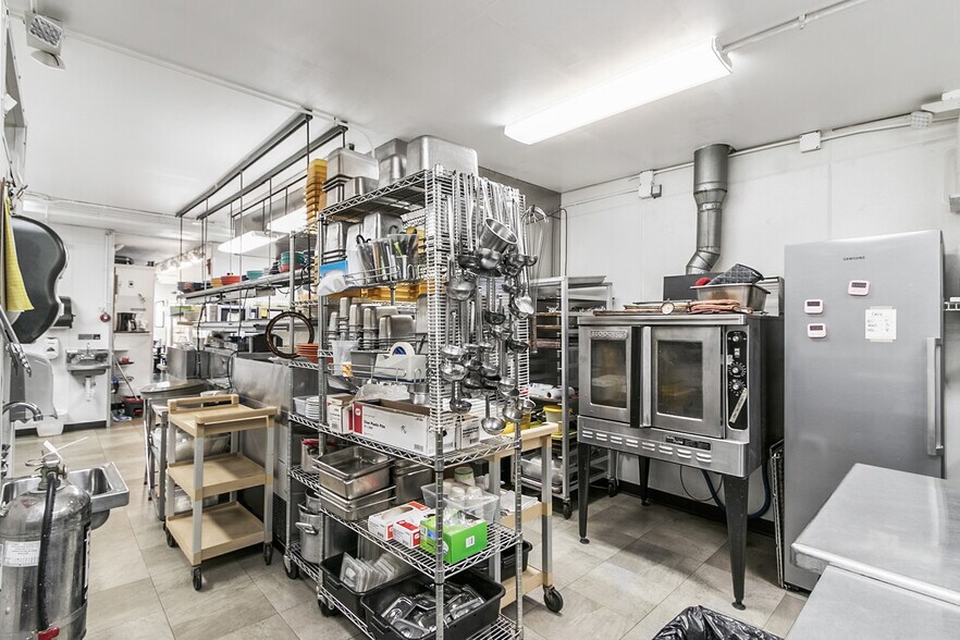 More Photos Of 618 Oak St, Baraboo General Retail For Sale