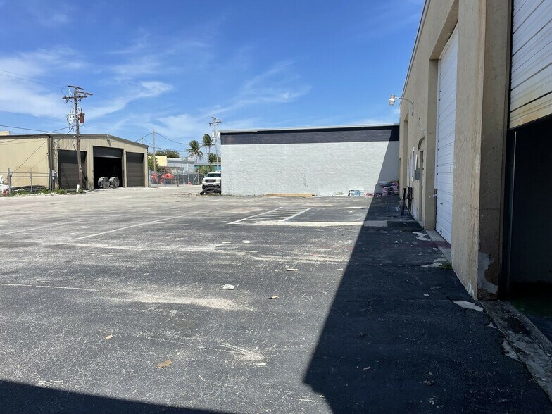 More Photos Of 944 Country Club Blvd, Cape Coral Warehouse For Lease