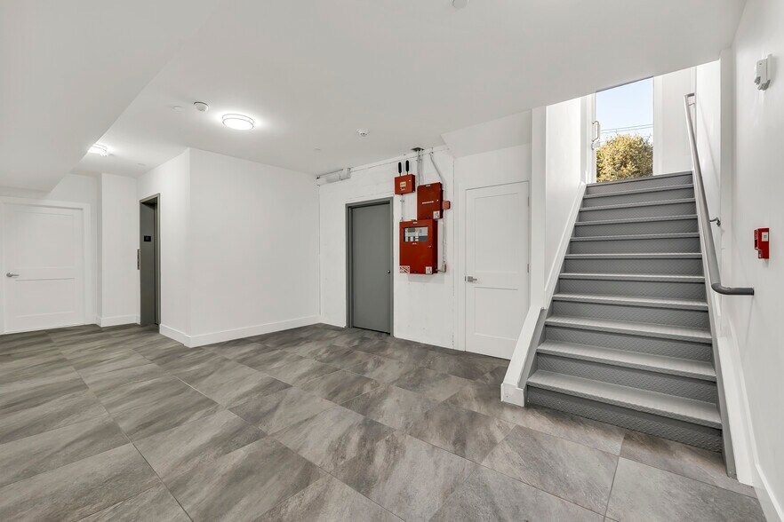 More Photos Of 533 Greenwich St, Hempstead Apartments For Sale