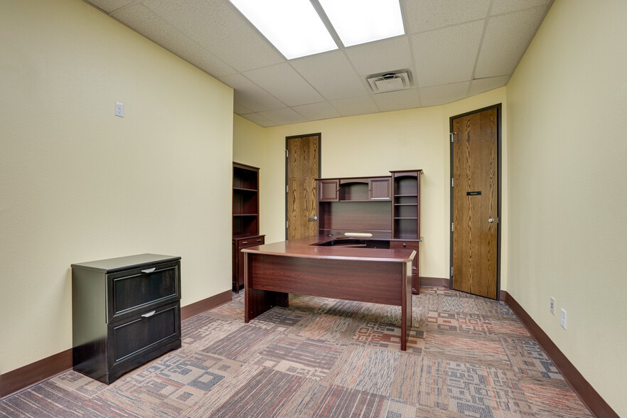 More Photos Of 8855 N Stemmons Fwy, Dallas Office For Sale