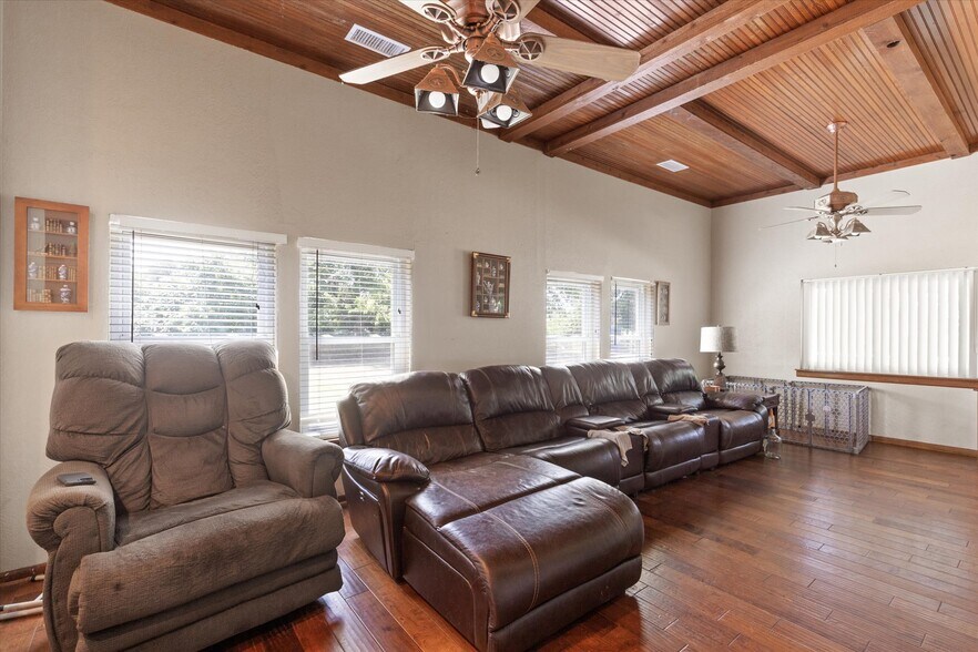 More Photos Of 725 Holmes Dr, Granbury Auto Repair For Sale