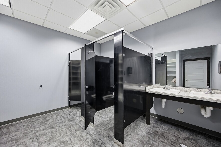 More Photos Of 4820 Armar Dr SE, Cedar Rapids Office For Sale