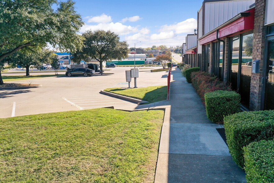 More Photos Of 915-921 N Mill St, Lewisville Office For Sale