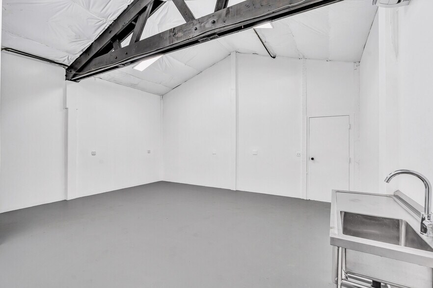 More Photos Of 2934 SE 16th Ave, Portland Flex For Lease