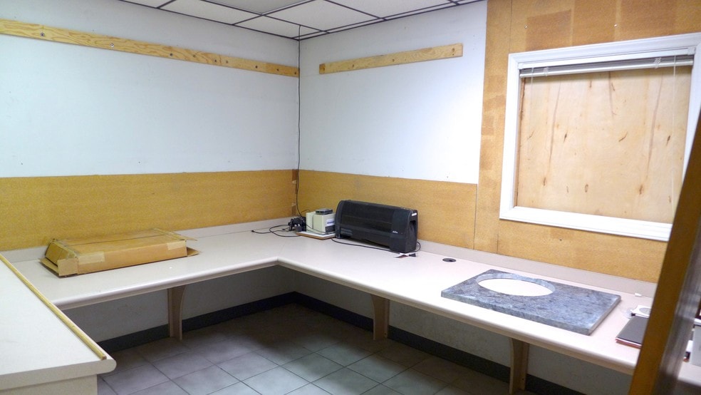 More Photos Of 1507 E Sugar Creek Rd, Charlotte Warehouse For Lease