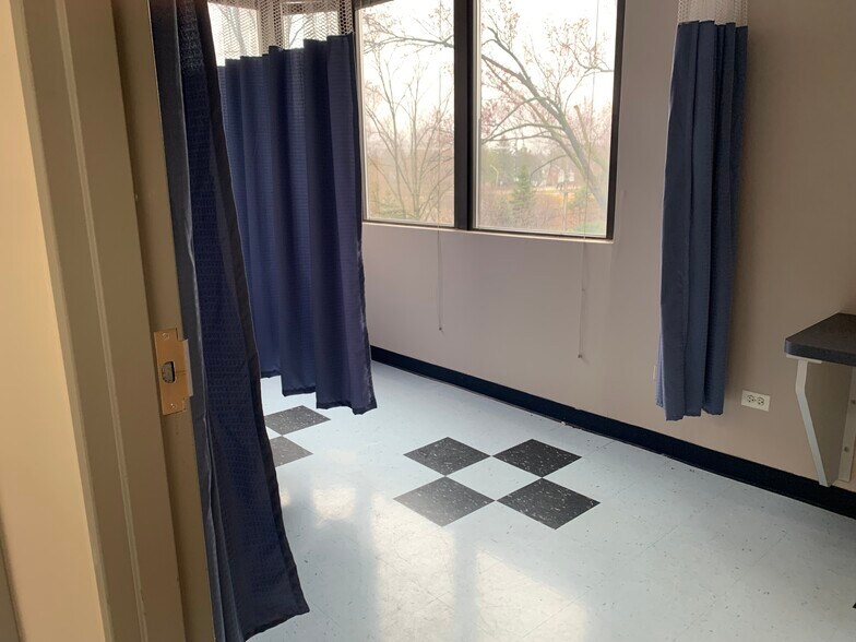 More Photos Of 519 N Cass Ave, Westmont Medical For Lease